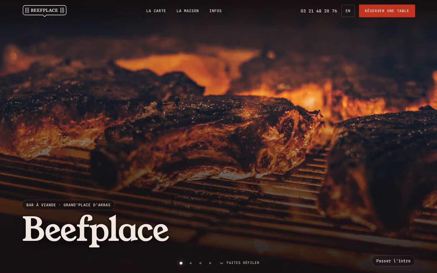 Le nouveau site de Beefplace : une pièce de viande sur la braise, le nom du restaurant en grand.